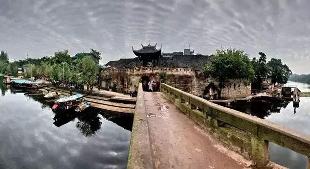 逃离春雨下的房子